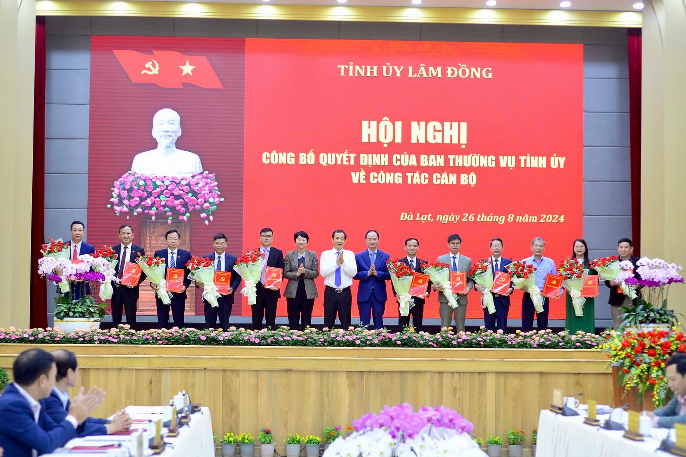 Lãnh đạo tỉnh Lâm Đồng trao quyết định và tặng hoa chúc mừng các cán bộ.