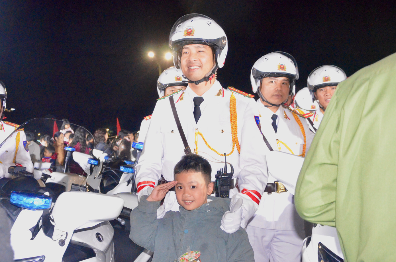 Các em nhỏ chụp hình cùng đoàn mô tô