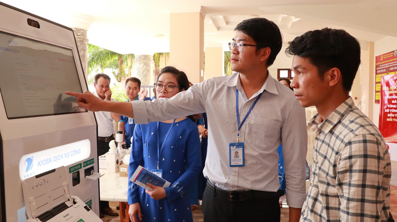 Người dân trải nghiệm máy Kios dịch vụ công tự động