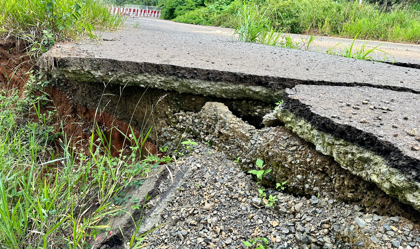 Gần đây, các vị trí nứt tiếp tục mở rộng, mặt đường có nhiều điểm trồi, sụt, xê dịch khỏi vị trí ban đầu.