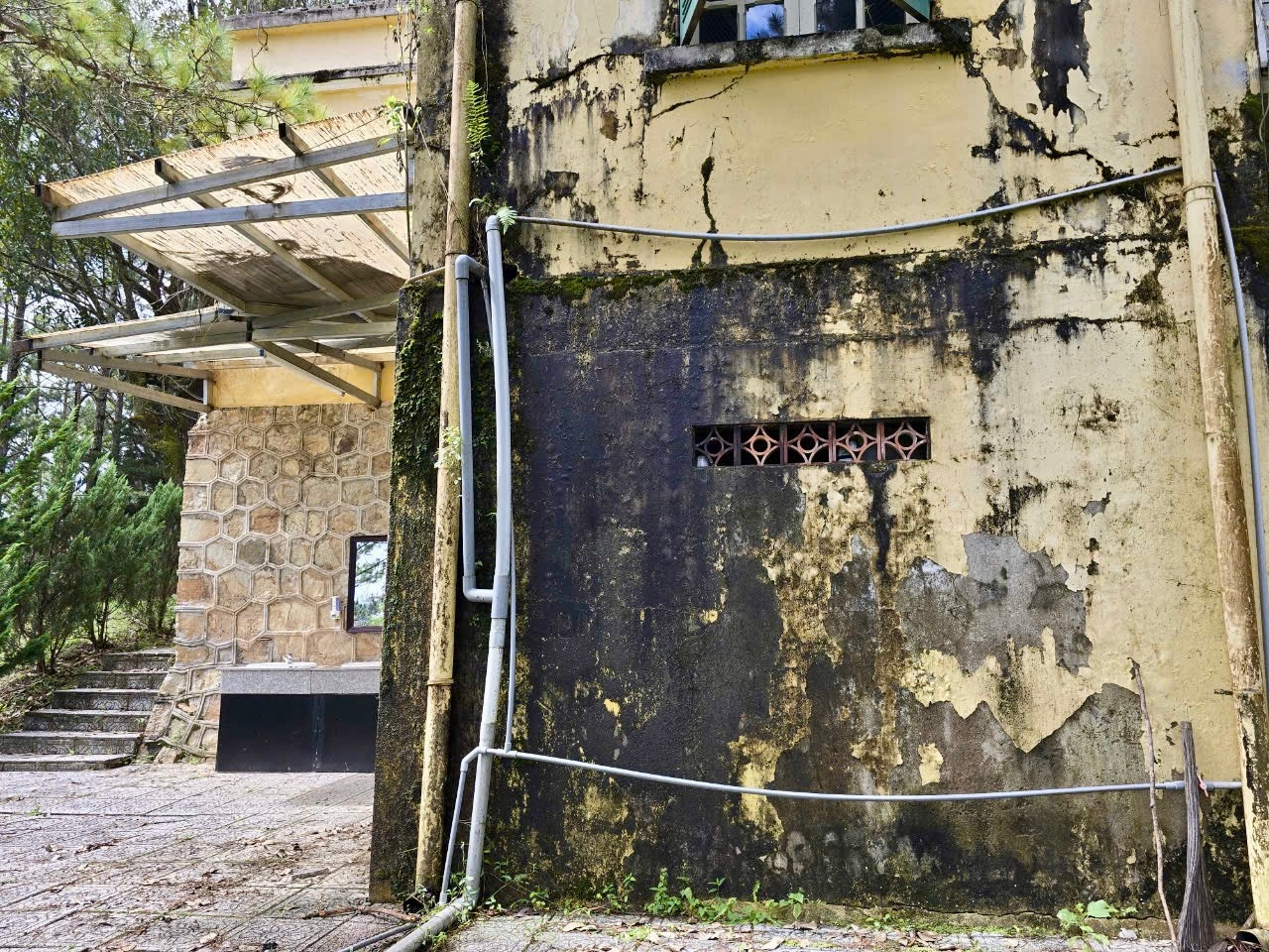 Ghi nhận thực tế, nhiều hạng mục trong Dinh 1 đã xuống cấp trầm trọng dẫn đến sự lãng phí.