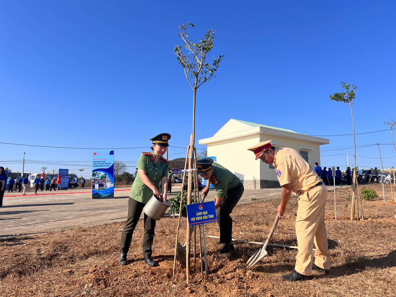 Ngay sau lễ phát động, hưởng ứng Tết trồng cây “Đời đời nhớ ơn Bác Hồ” dịp Xuân Giáp Thìn 2024, hàng trăm ĐVTN đã cùng nhau trồng cây dọc khuôn viên chợ phiên xã Ngọc Bay.