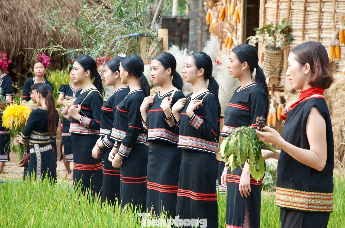 Tận dụng lợi thế vốn có, nhiều năm nay, huyện Đăk Hà đã đạt thành tựu trong công cuộc phát triển kinh tế, xây dựng văn hóa và nhận được nhiều phần thưởng cao quý của Đảng và Nhà nước trao tặng.