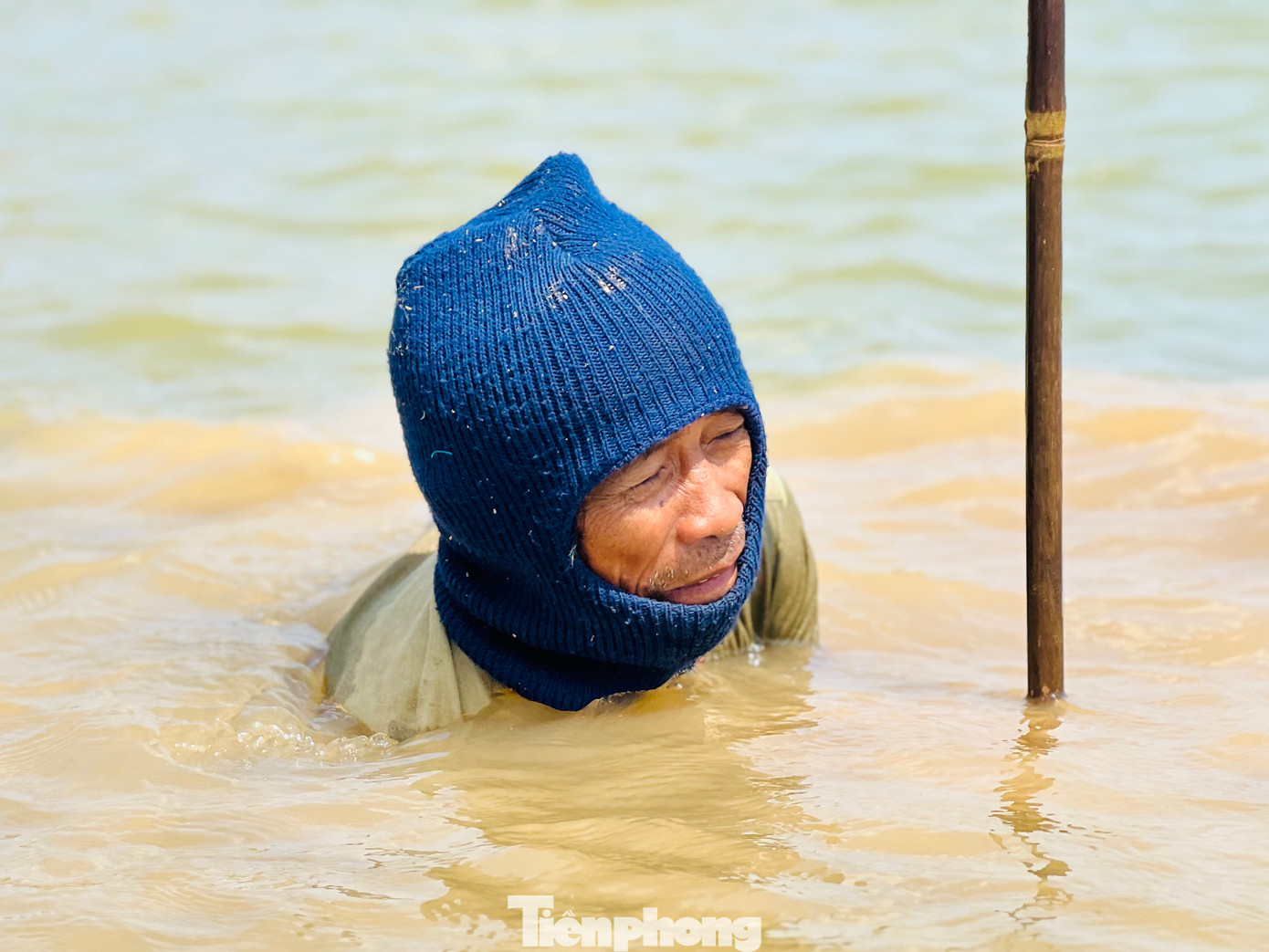 Chồng chị Y Ốc chọn một vũng nước sâu để cào. Ông cho rằng, hến ở vũng cạn đã bị người ta cào hết, chỉ có vũng sâu là ít người cào.