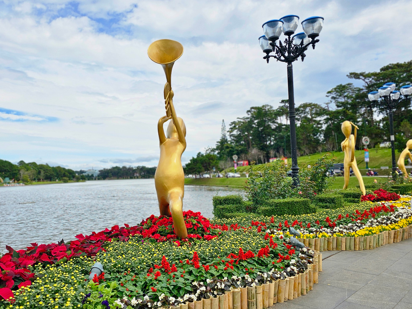 Độc đáo không gian hoa bên cầu Ông Đạo.