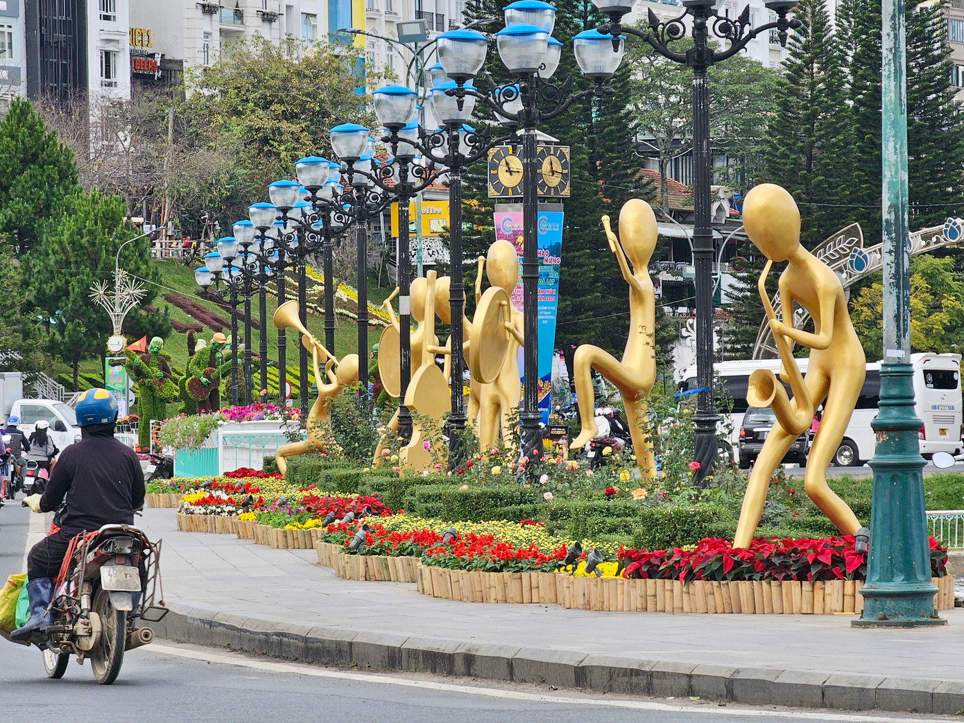 Độc đáo không gian hoa bên cầu Ông Đạo.