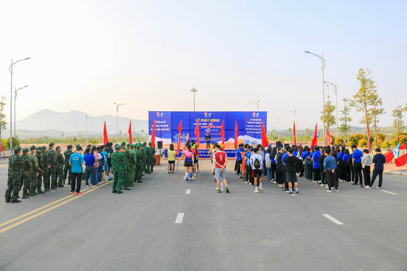 Ngày 15/3, Tỉnh Đoàn Kon Tum cùng Hội LHTN Việt Nam tỉnh tổ chức lễ phát động chương trình "Những bước chân vì cộng đồng" tại khu trung tâm hành chính tỉnh (TP.Kon Tum).