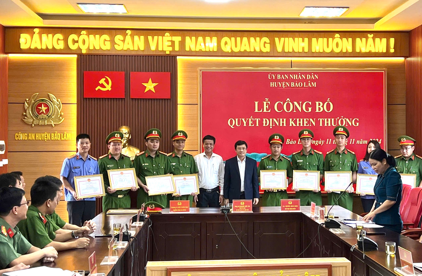 Chủ tịch UBND huyện Bảo Lâm trao tặng bằng khen cho các cá nhân, tập thể