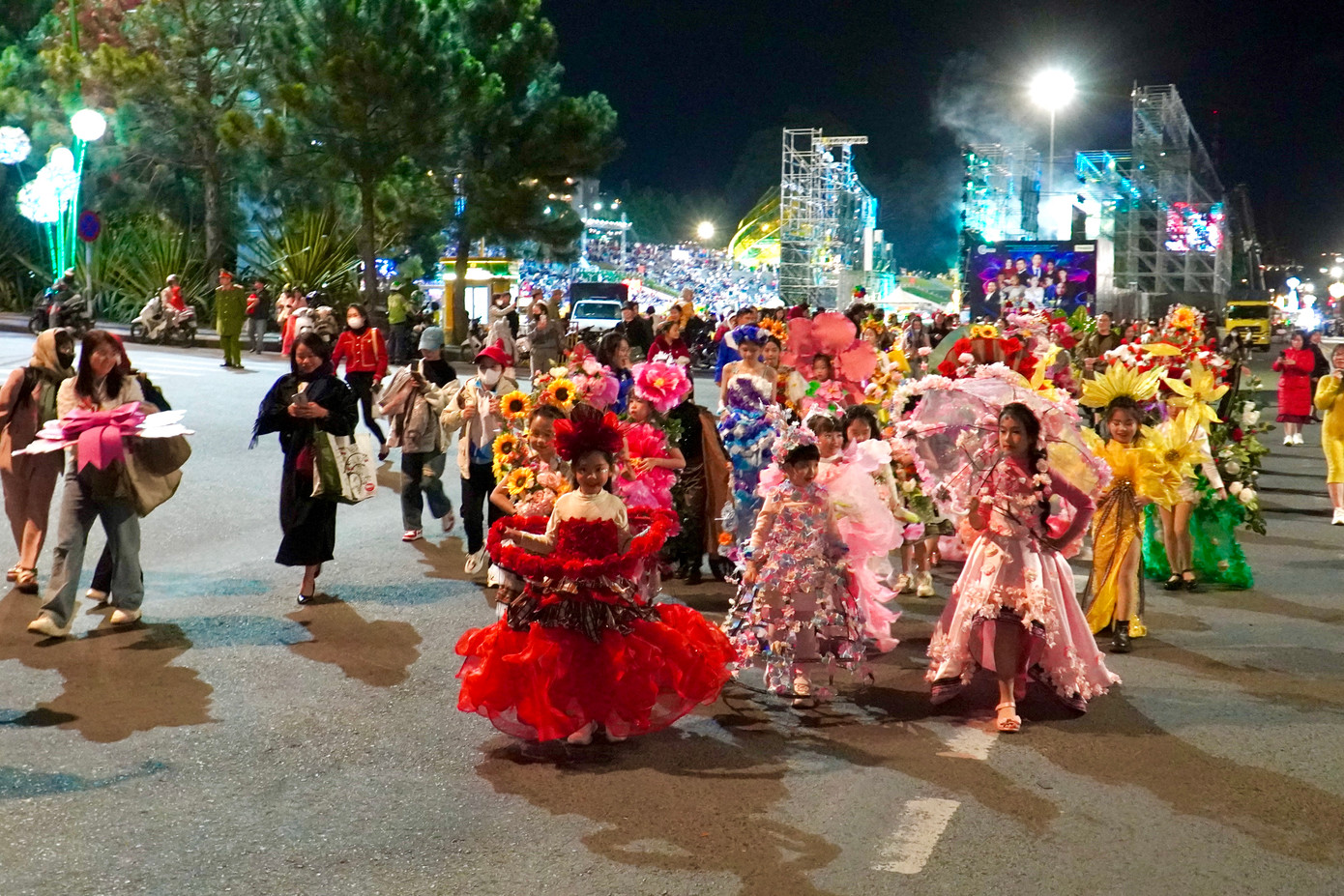 Khoảng 50 em nhỏ hóa trang thành nhiều loài hoa đặc trưng của Đà Lạt như mai anh đào, dã quỳ, hồng, cẩm tú cầu... diễu hành trên đường phố.