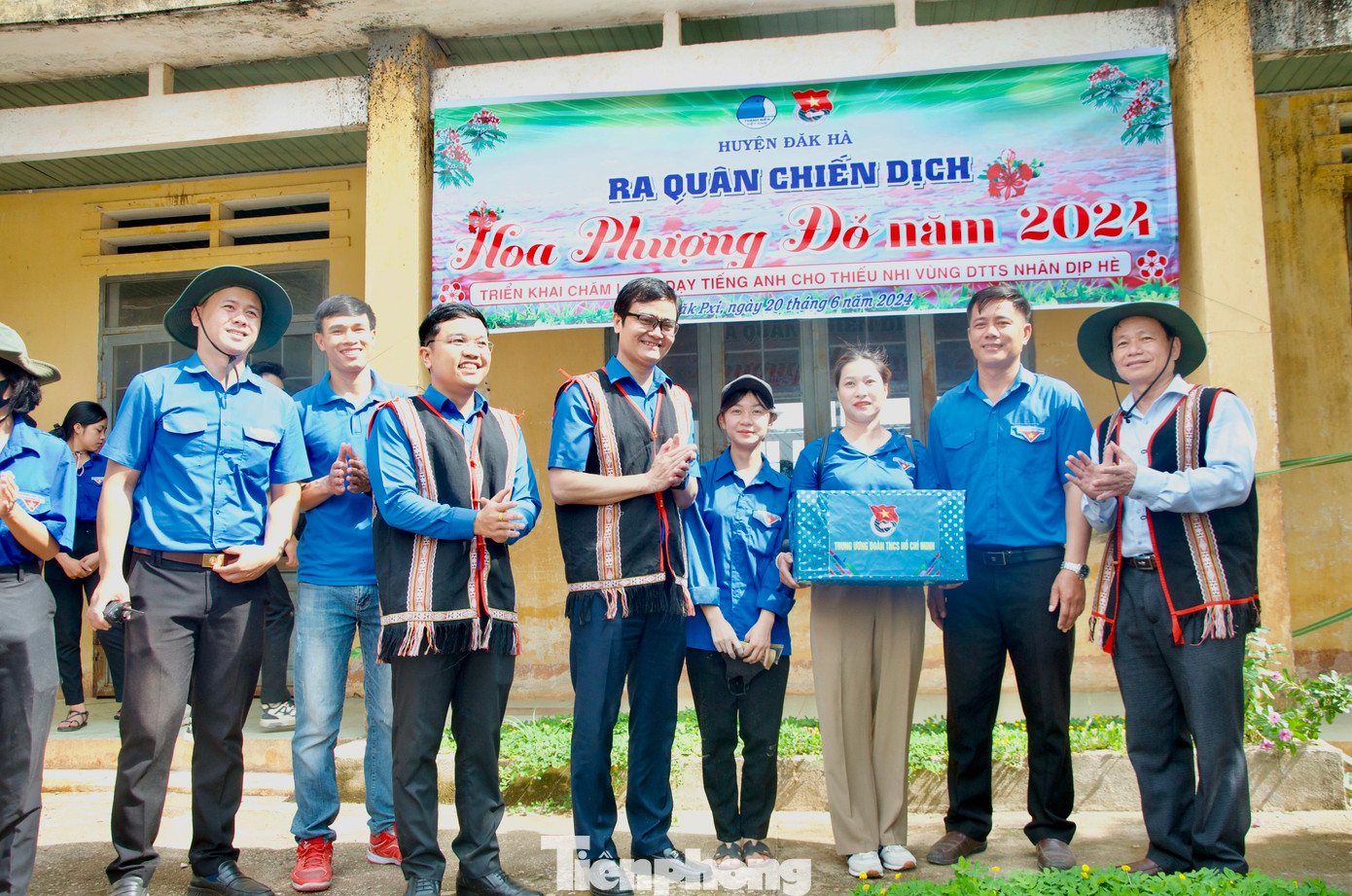 Đoàn đại biểu thăm, tặng quà động viên các đội hình thanh niên tình nguyện trên địa bàn huyện Đăk Hà