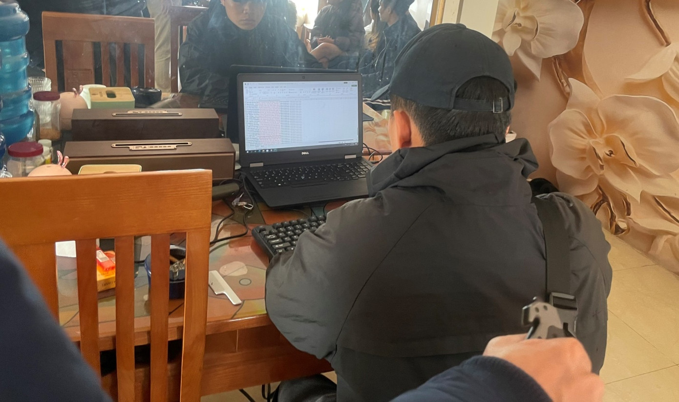 Lực lượng chức năng thu giữ chứng cứ tại hiện trường