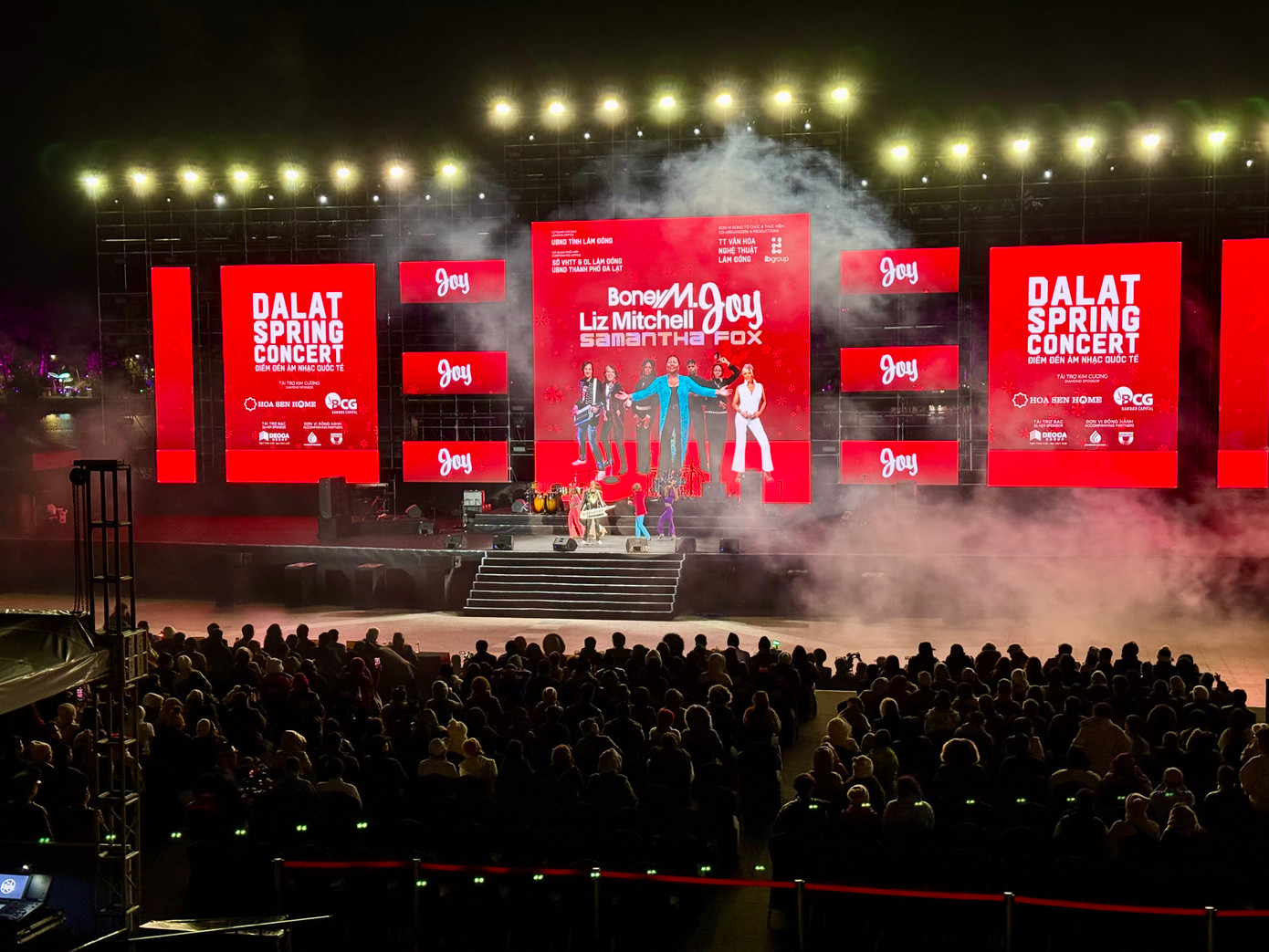 Tối 21/12, tại Quảng trường Lâm Viên, TP Đà Lạt (Lâm Đồng) đã diễn ra đêm nhạc quốc tế Dalat Spring Concert.