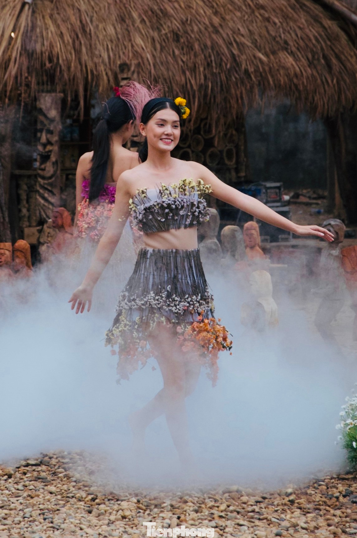 Các thiếu nữ tự tin trình diễn trang phục được lấy ý tưởng từ nông nghiệp.