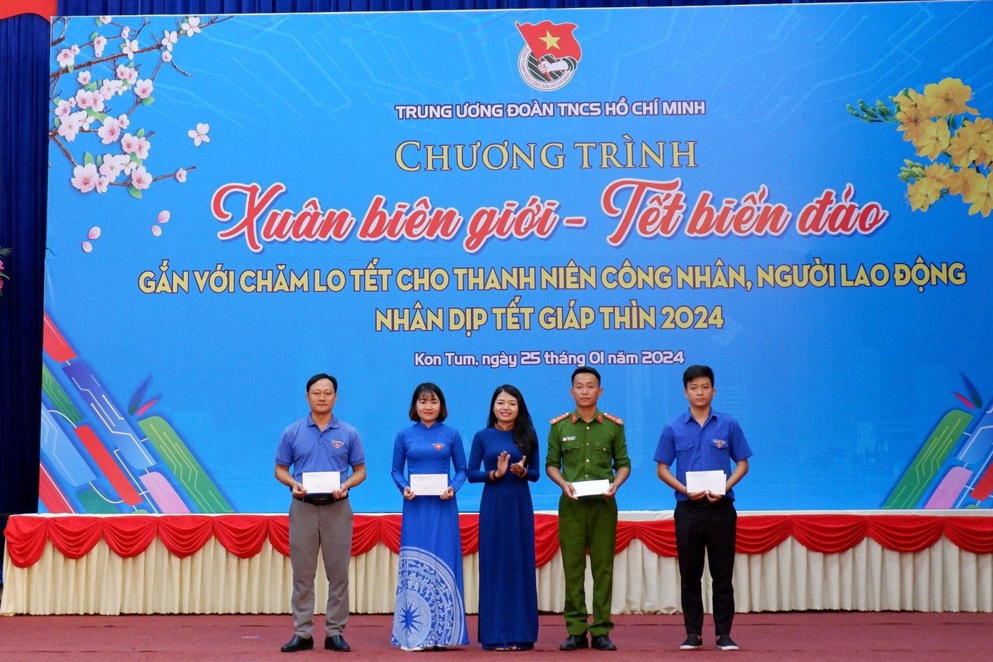 Trong khuôn khổ chương trình, Ban Tổ chức đã trao giải cho các đội thi có thành tích trong hoạt động giao lưu thể thao.