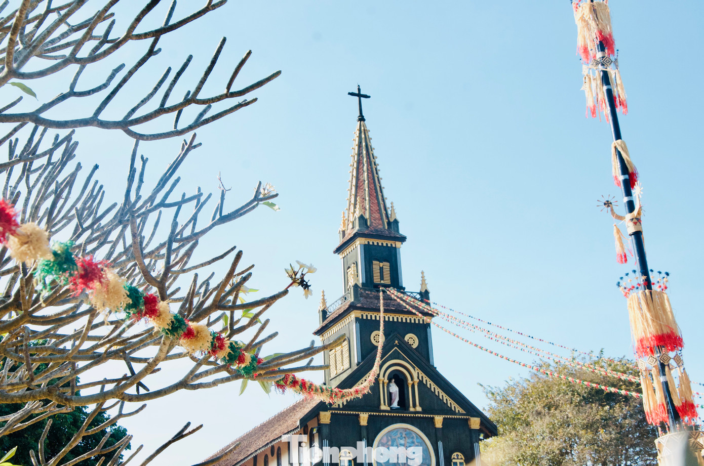 Không chỉ là nơi giáo dân cầu nguyện, nhà thờ gỗ còn là điểm du lịch tâm linh của rất nhiều du khách trong và ngoài nước. Đặc biệt, ở đây còn có một phiên chợ nhỏ bày bán các sản phẩm thủ công từ các buôn làng trong vùng.