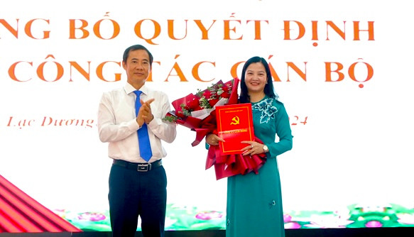 Ông Nguyễn Thái Học - Quyền Bí thư Tỉnh ủy Lâm Đồng trao quyết định, hoa chúc mừng tân Bí thư Huyện uỷ Lạc Dương Ông Nguyễn Thái Học - Quyền Bí thư Tỉnh ủy Lâm Đồng trao quyết định, hoa chúc mừng tân Bí thư Huyện uỷ Lạc Dương