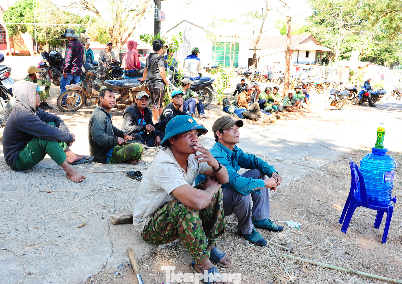 Nhóm người ngồi chờ, quan sát sẵn sàng thay thế nhóm trên cao.