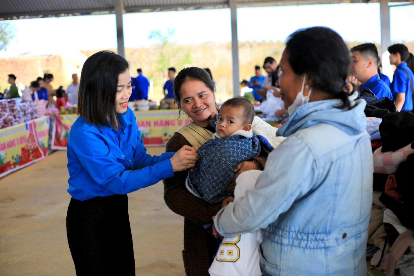 Có mặt tại phiên chợ, mẹ con chị Y Nhớ vui vẻ, phấn khởi khi nhận được áo ấm đón Tết.