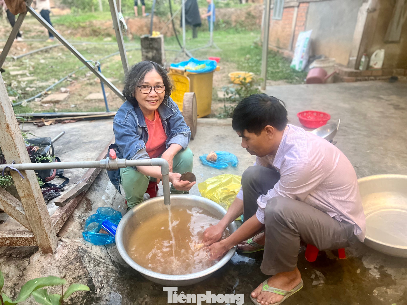 Sau khi tìm kiếm, chọn lọc, đoàn khảo cổ đã tiến hành vệ sinh và chỉnh lý hiện vật.