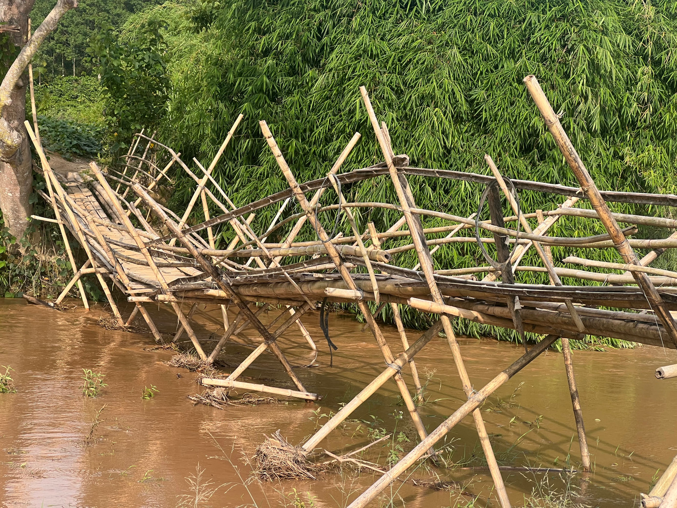 Ông Nguyễn Công Nhật - Trưởng phòng Kinh tế hạ tầng huyện Đăk Tô cho biết, địa phương đang yêu cầu các xã thống kê, rà soát những cây cầu dân sinh xuống cấp, hư hỏng. Từ đó có phương án sửa chữa, nâng cấp đảm bảo an toàn cho người dân.