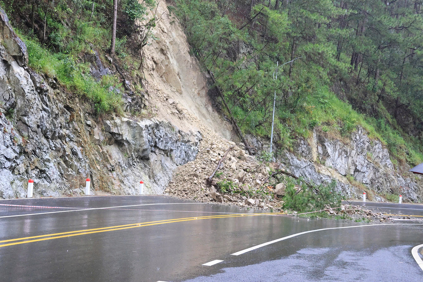 Hiện trường vụ sạt lở trên đèo Prenn