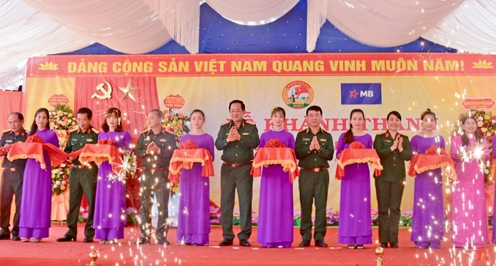 Các đại biểu thực hiện nghi lễ khánh thành công trình trường học mầm non MB-716 Các đại biểu thực hiện nghi lễ khánh thành công trình trường học mầm non MB-716