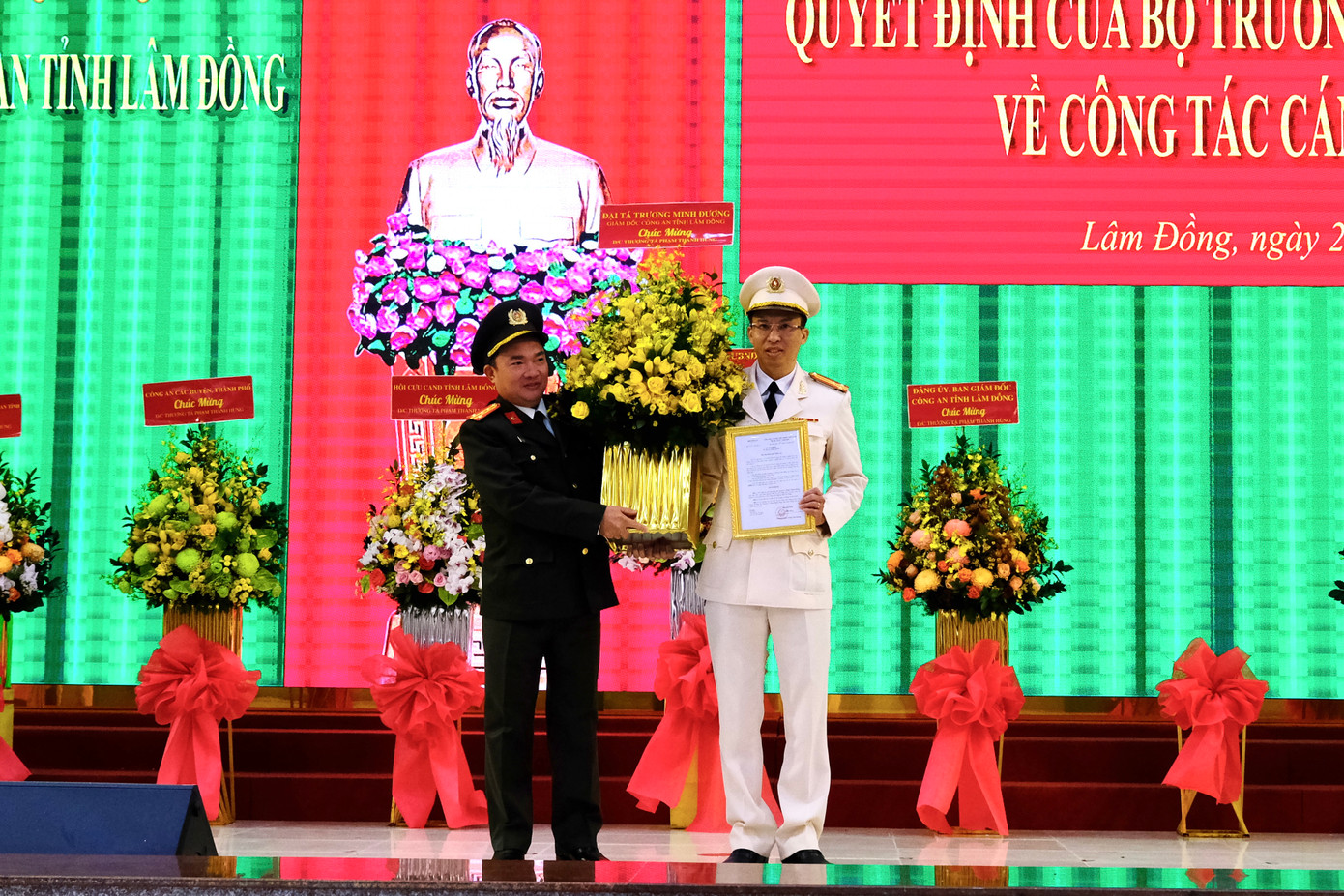 Lãnh đạo Công an tỉnh Lâm Đồng trao quyết định bổ nhiệm