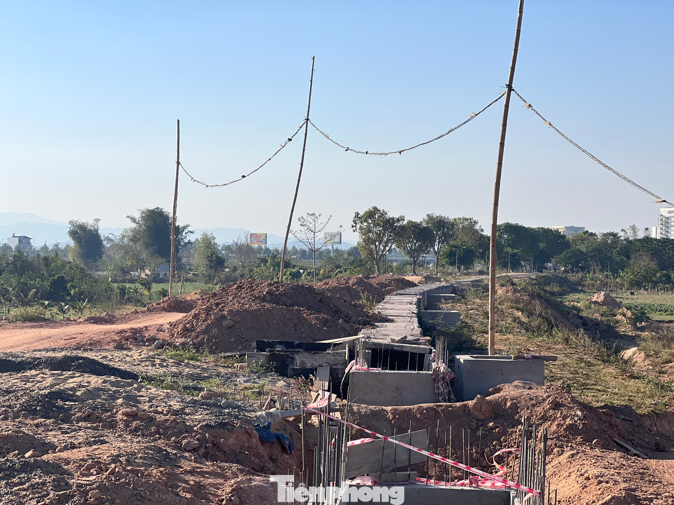 Dự án Kè chống lũ lụt, sạt lở các làng đồng bào DTTS dọc sông Đăk Bla giải ngân chỉ đạt 10,3%.