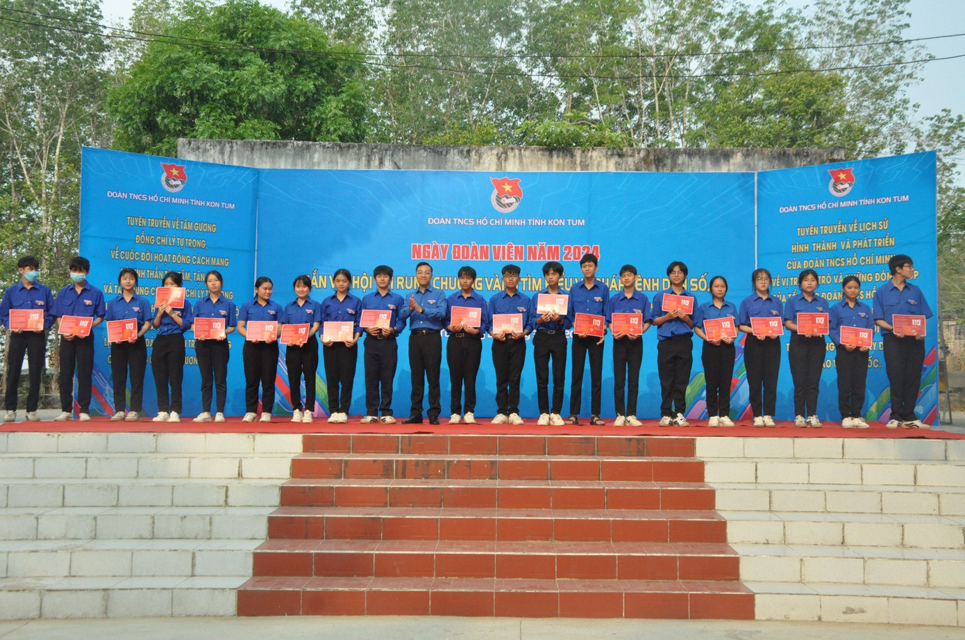 Lễ kết nạp đoàn viên cho 100 thanh niên ưu tú Lễ kết nạp đoàn viên cho 100 thanh niên ưu tú