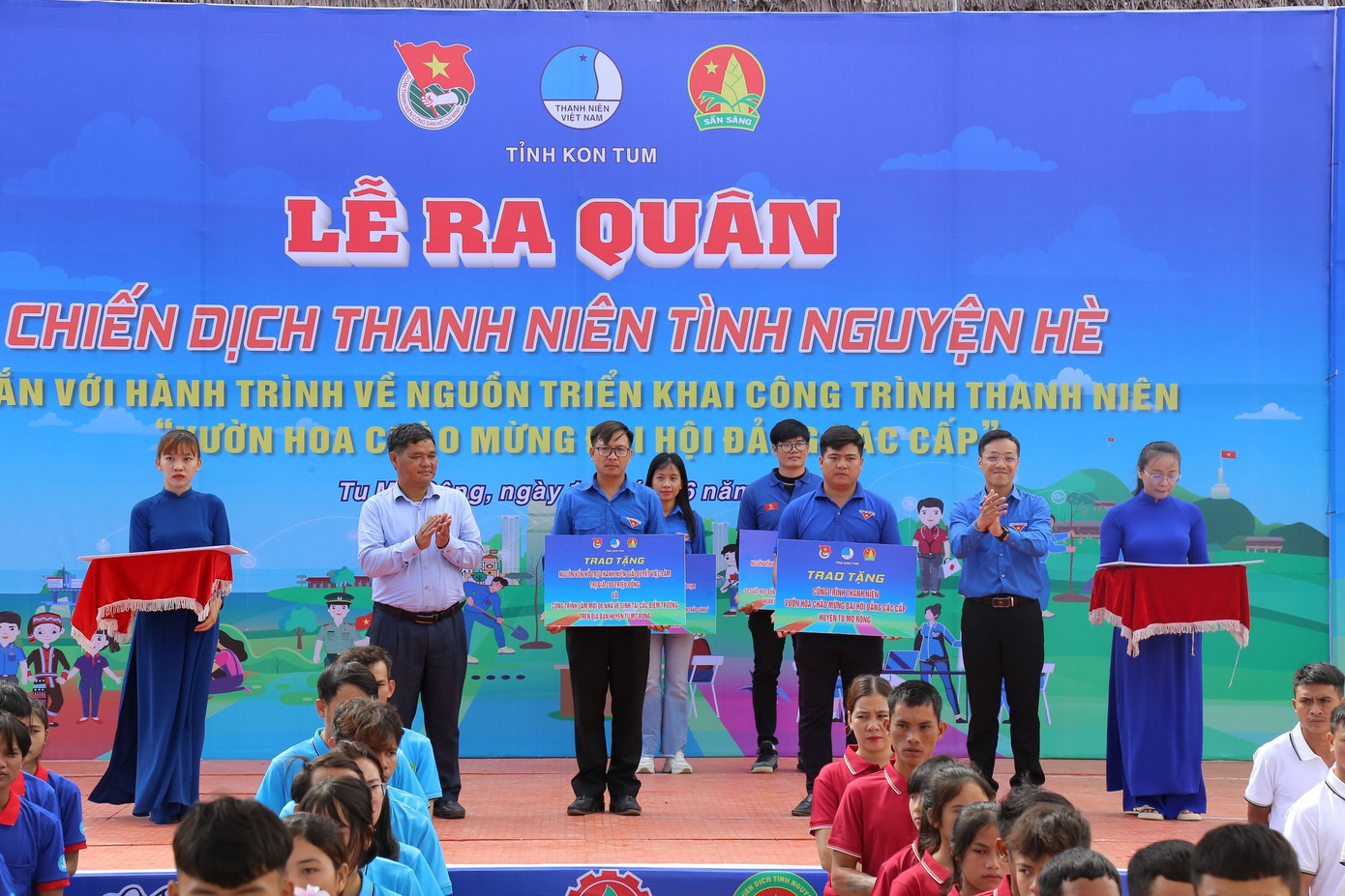 Ban Tổ chức trao tặng các phần quà cho các huyện Ban Tổ chức trao tặng các phần quà cho các huyện