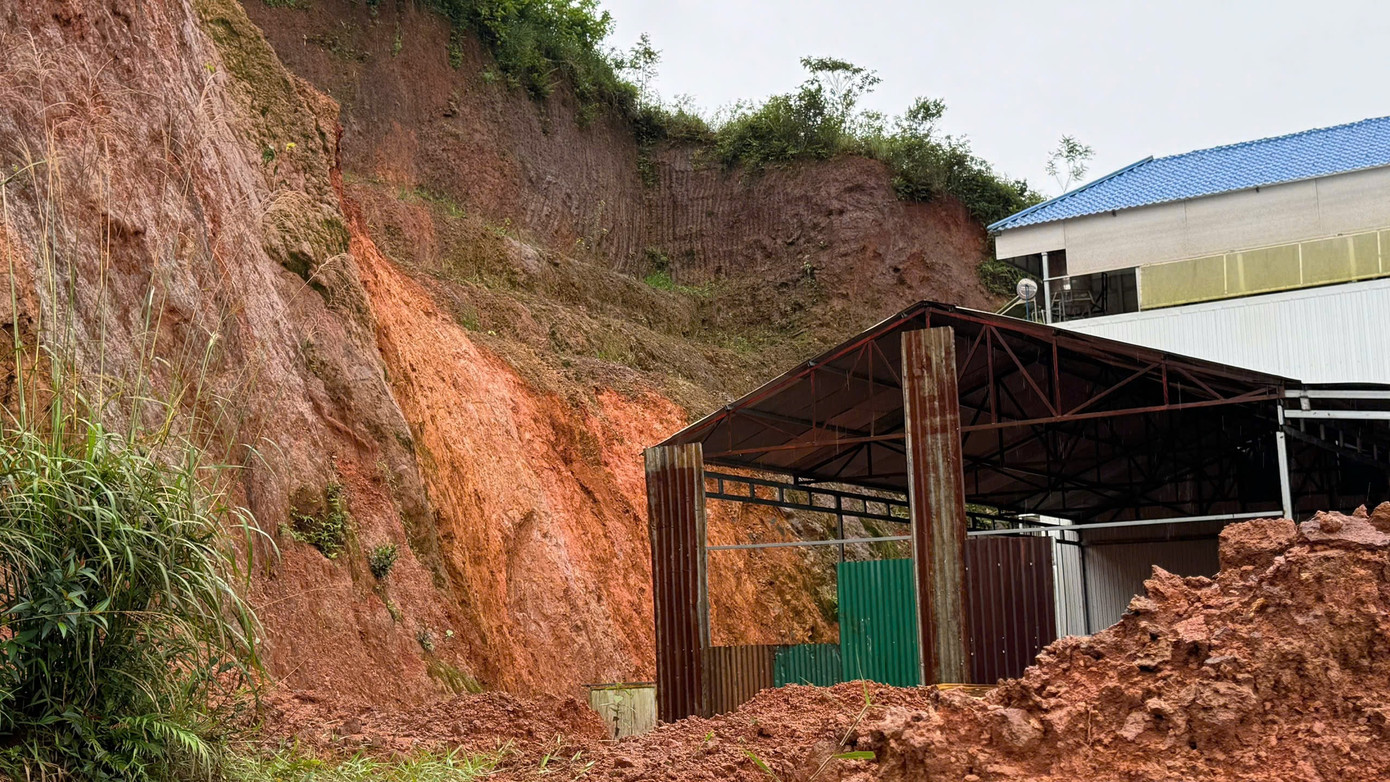 Phía dưới ngọn đồi hiện đang có 2 hộ dân sinh sống Phía dưới ngọn đồi hiện đang có 2 hộ dân sinh sống