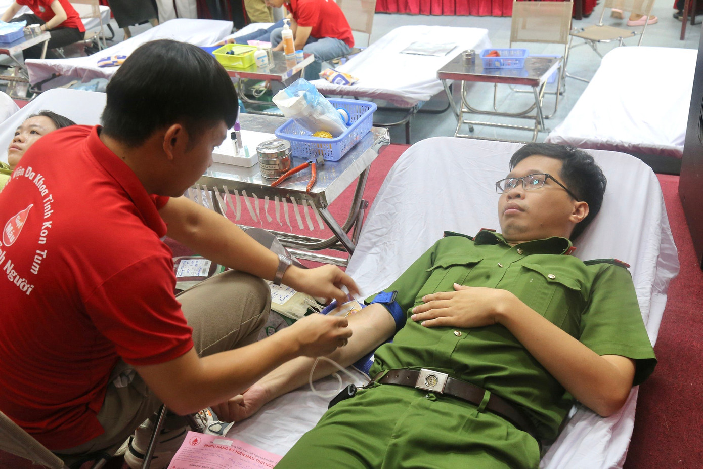 Hơn 200 người dân, thanh niên, chiến sĩ công an đăng kí hiến máu