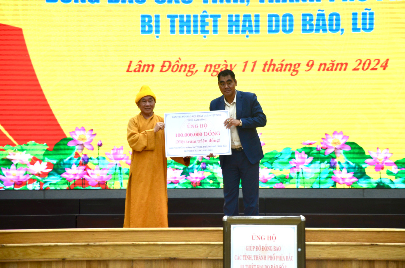 Các đơn vị trao tiền hỗ trợ tại buổi lễ phát động. Các đơn vị trao tiền hỗ trợ tại buổi lễ phát động.