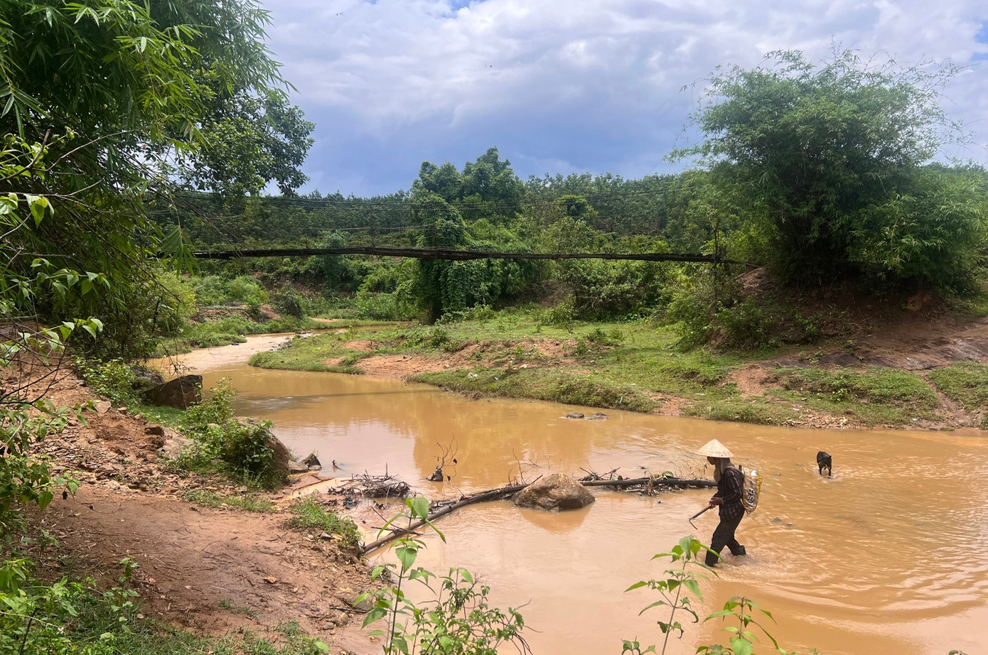 Cầu treo hư hỏng, người dân phải lội suối qua khu sản xuất