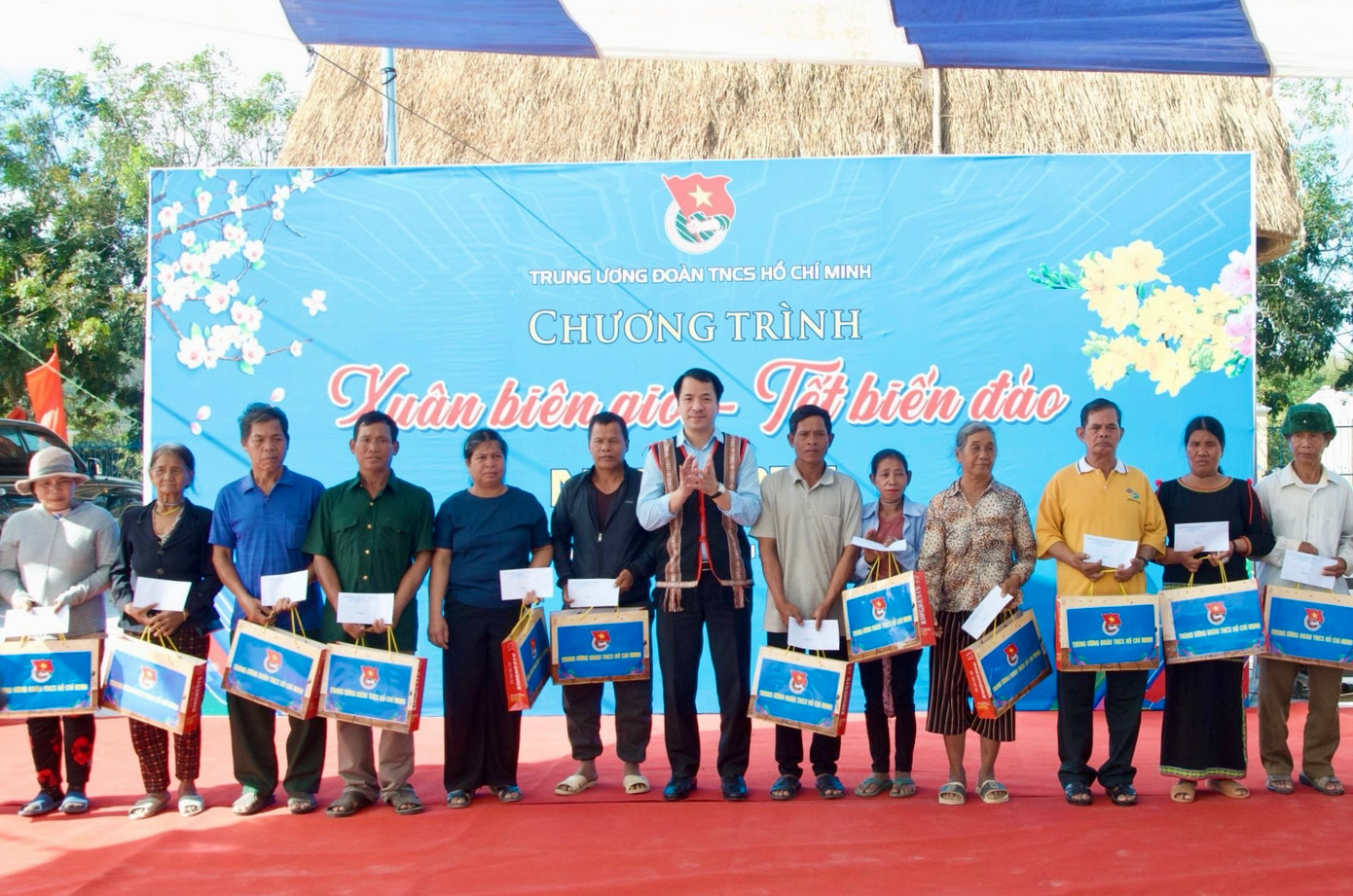 Dịp này, Đoàn công tác T.Ư Đoàn đã trao tặng 20 suất quà cho người uy tín. Dịp này, Đoàn công tác T.Ư Đoàn đã trao tặng 20 suất quà cho người uy tín.