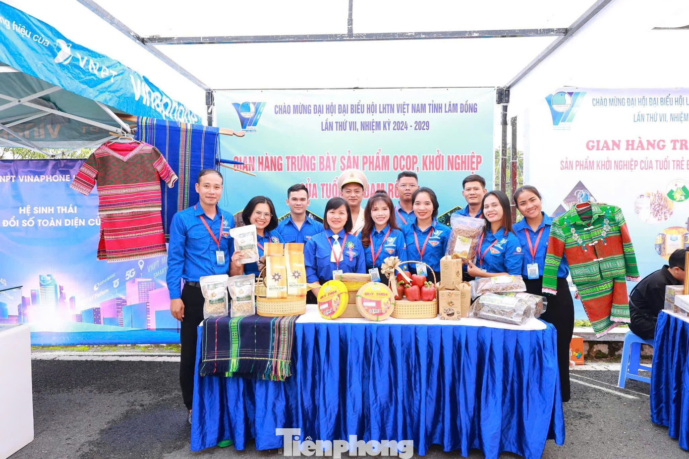 Tại Hội trường Tỉnh ủy Lâm Đồng, các gian hàng khởi nghiệp trưng bày nhiều sản phẩm đặc trưng của từng địa phương (mật ong, cà phê, mắc ca) cùng các sản phẩm thủ công mang đậm bản sắc văn hóa dân tộc thiểu số vùng sâu, vùng xa.