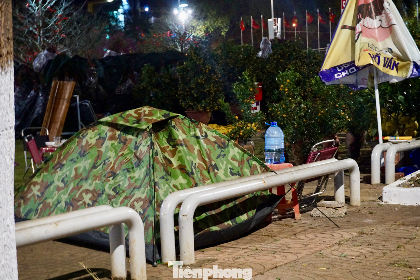 Những chiếc lều được dựng bên vỉa hè giữa thời tiết dưới 15oC.