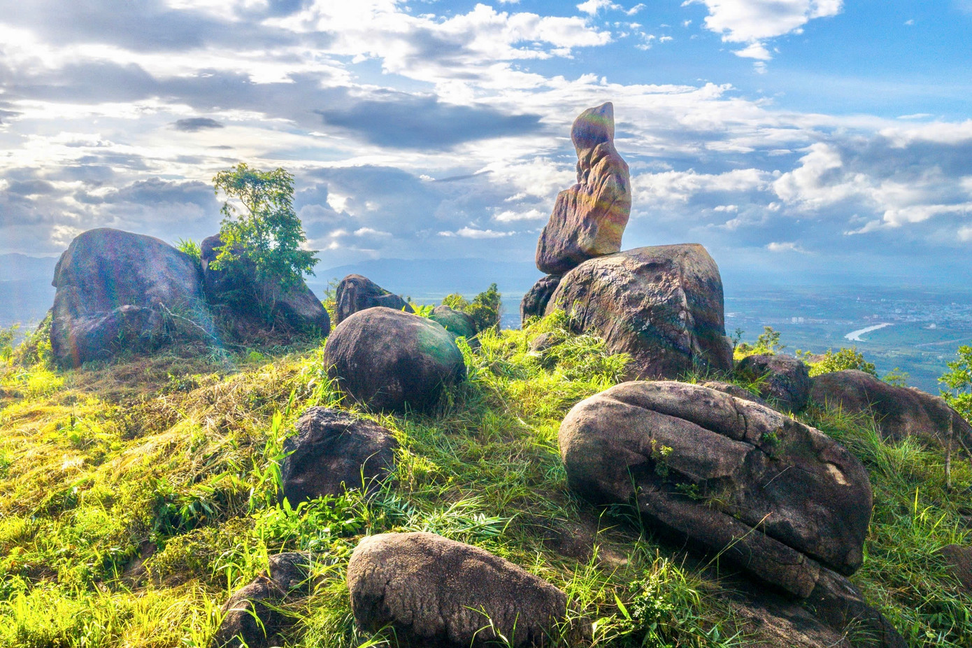 Trên đỉnh núi có quần thể đá tự nhiên "lộ thiên" xếp một cách đẹp mắt khiến du khách mê mẩn.