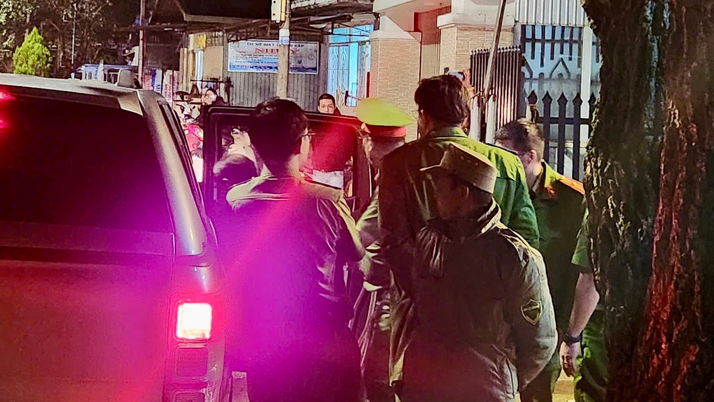 Lực lượng chức năng khám xét nhà riêng của ông Công tối 24/9 Lực lượng chức năng khám xét nhà riêng của ông Công tối 24/9