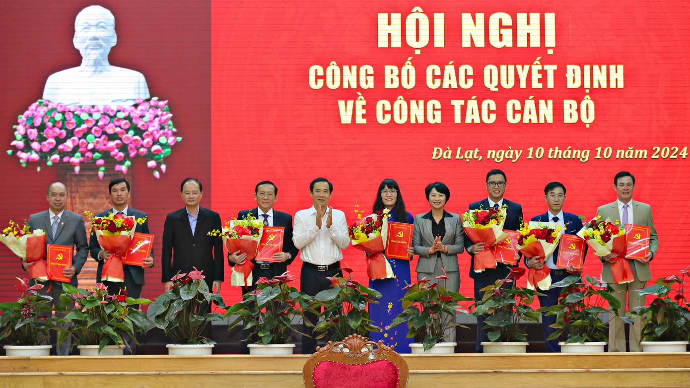 Lãnh đạo tỉnh Lâm Đồng trao quyết định về công tác cán bộ Lãnh đạo tỉnh Lâm Đồng trao quyết định về công tác cán bộ