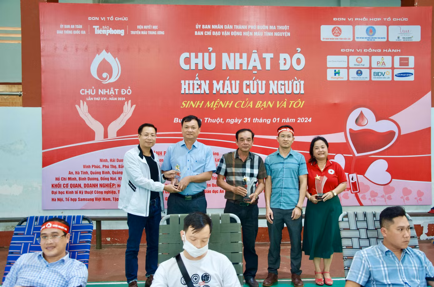 Nhà báo Phạm Đình Thắng - Trưởng ban Kinh tế-Xã hội kiêm Trưởng văn phòng đại diện báo Tiền Phong khu vực Tây Nguyên và Nhà báo Nguyễn Văn Tuấn - phụ trách văn phòng báo Tiền Phong khu vực Tây Nguyên trao kỷ niệm chương cho lãnh đạo UBND TP Buôn Ma Thuột, Hội Chữ thập đỏ tỉnh và thành phố.