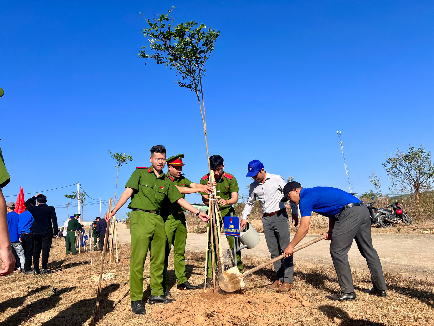 Ngay sau lễ phát động, hưởng ứng Tết trồng cây “Đời đời nhớ ơn Bác Hồ” dịp Xuân Giáp Thìn 2024, hàng trăm ĐVTN đã cùng nhau trồng cây dọc khuôn viên chợ phiên xã Ngọc Bay.