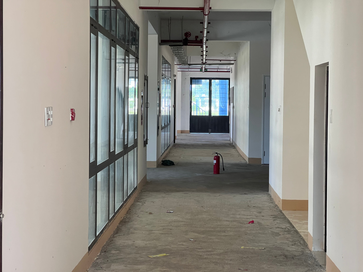 "Nhà ở xã hội không có người ở do nhu cầu ít và giá thuê cao nên đơn vị đang tham mưu UBND tỉnh Kon Tum điều chỉnh giá thuê, mua", ông Nguyễn Quang Hải, Giám đốc Sở Xây dựng Kon Tum cho hay.