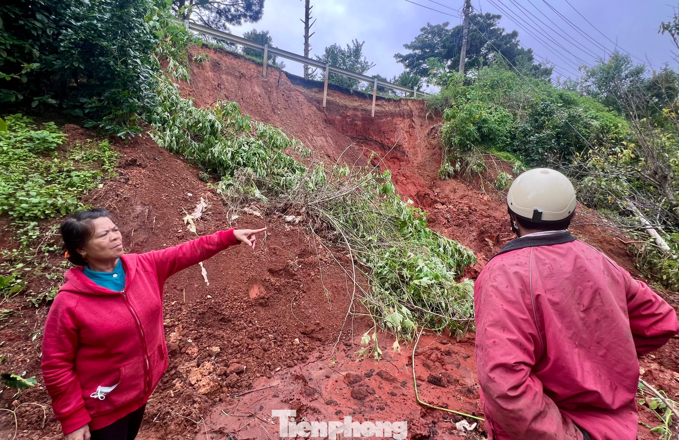 Bà Phạm Thị Nga (trú thôn Trường An) cho biết, đường này thấp nên bị đọng nước. Người làm đường cứ dùng cuốc xả nước xuống vườn tạo thành 3 điểm sạt lở. Điểm này nặng nhất. Tại các điểm sạt lở, đất đá lấp nhiều diện tích cà phê, hồng. "Tôi mong muốn cơ quan làm đường nghiên cứu kĩ hơn, không để nước tràn lan rồi chảy vào vườn dân. Tránh tình trạng, người dân đắp đất, bên làm đường lại đi thông", bà Nga nói.