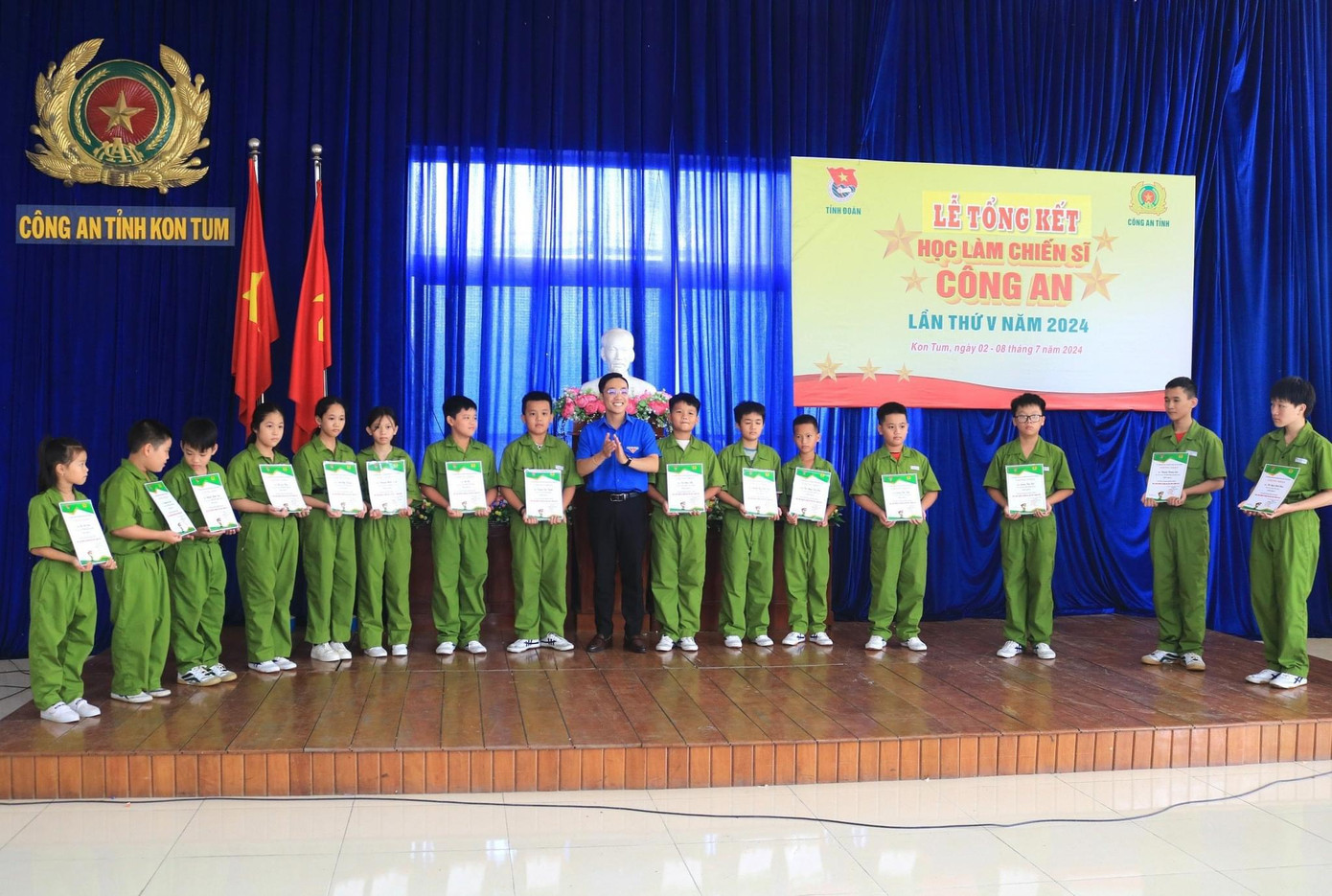 Ban tổ chức trao giấy chứng nhận cho các em học viên