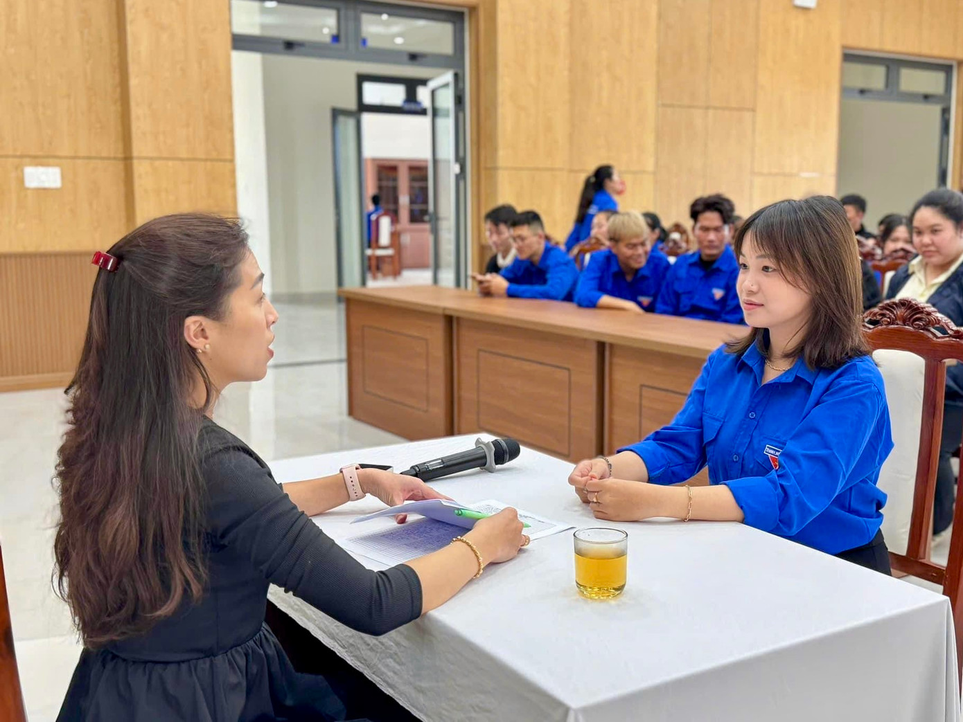 Các tình nguyện viên phải vượt qua nhiều câu hỏi, tình huống giả định. Các tình nguyện viên phải vượt qua nhiều câu hỏi, tình huống giả định.