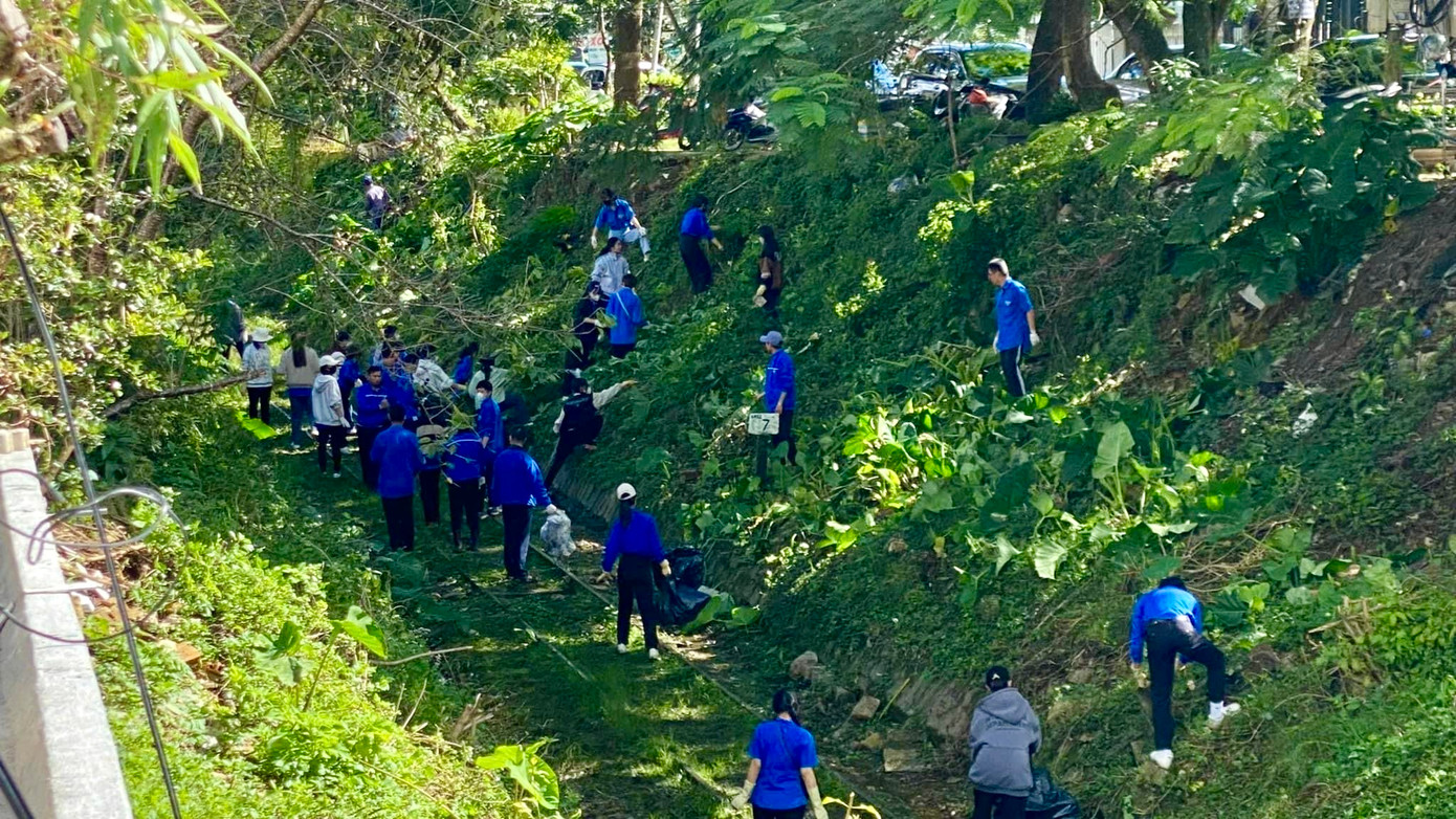 Trước đó, Tỉnh Đoàn - Hội LHTN Việt Nam tỉnh Lâm Đồng phối hợp các đơn vị khác tổ chức dọn dẹp vệ sinh, khơi thông mương, cống thoát nước, phát túi tuyên truyền phòng chống rác thải nhựa,… tại Ga xe lửa Đà Lạt.