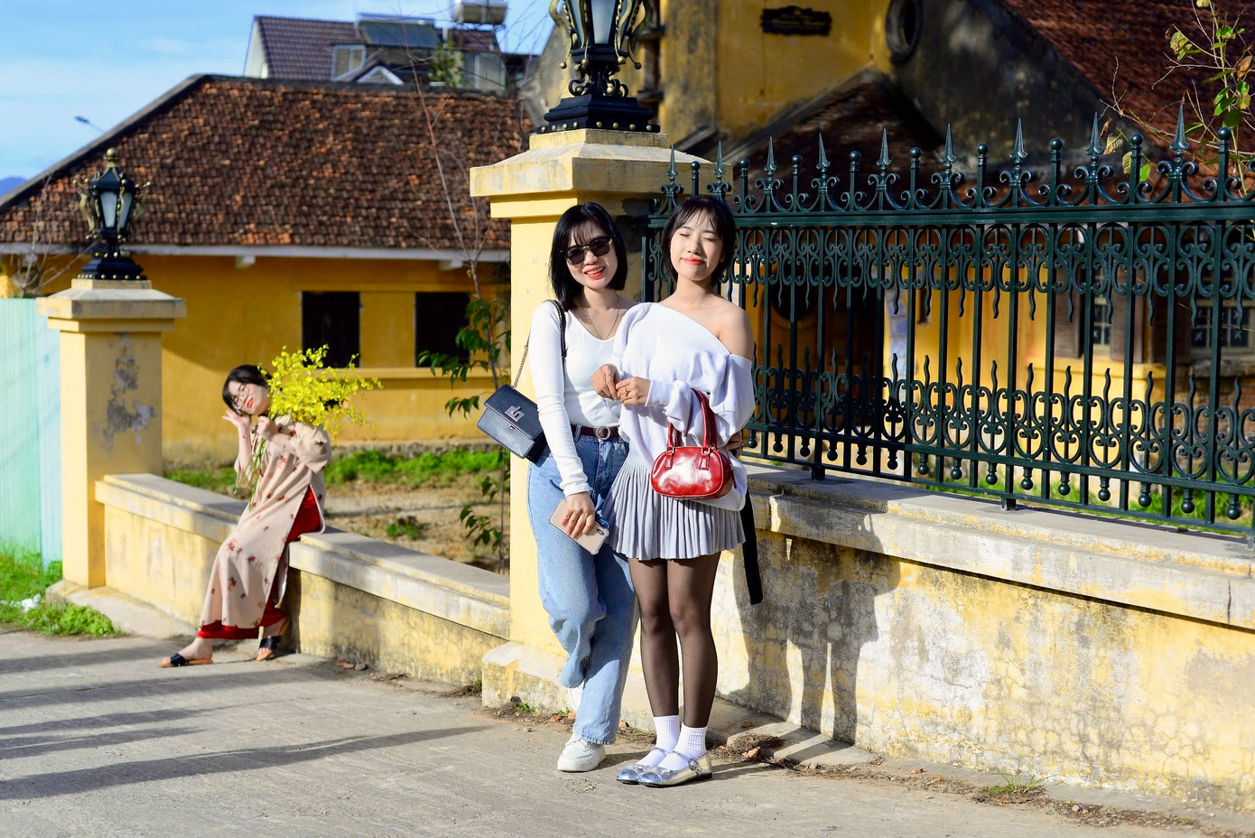 Thời gian gần đây, bốn ngôi biệt thự cổ thu hút đông đảo giới trẻ đến check-in bởi vẻ đẹp cổ kính, hoài niệm của nó.