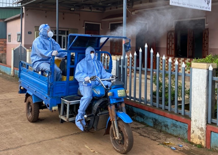 Cán bộ y tế phun hoá chất xử lý môi trường Cán bộ y tế phun hoá chất xử lý môi trường