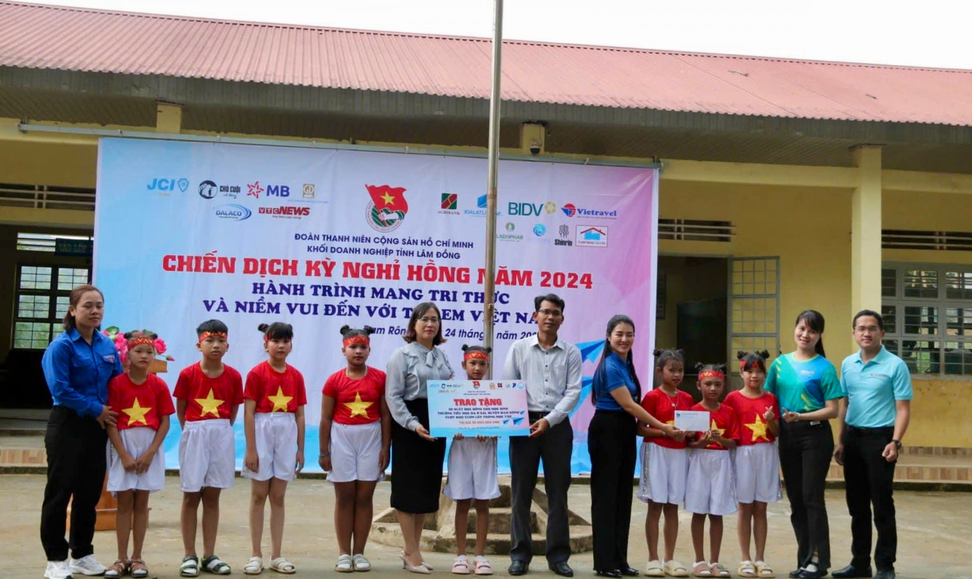 Các cấp bộ Đoàn tỉnh Lâm Đồng phối hợp trao hơn 769 suất học bổng cho học sinh nghèo vượt khó với tổng trị giá gần 250 triệu đồng Các cấp bộ Đoàn tỉnh Lâm Đồng phối hợp trao hơn 769 suất học bổng cho học sinh nghèo vượt khó với tổng trị giá gần 250 triệu đồng